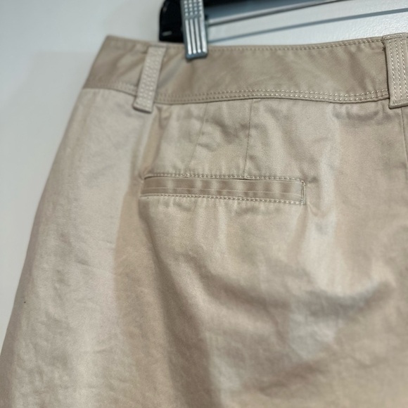 White House Black Market sz: 14 Tan cotton/ Spandex. Slight Sheen. Shorts. - Picture 14 of 14